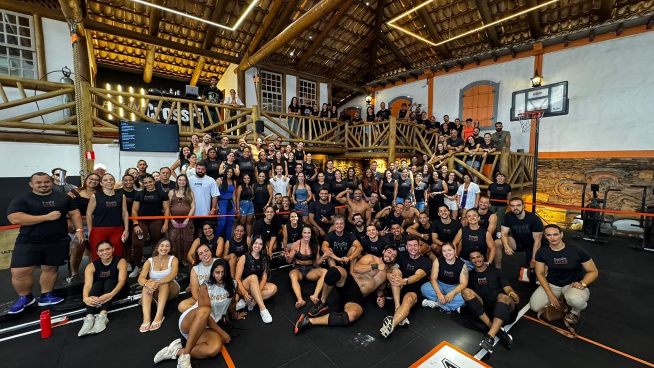 Turma da PCF reunida dentro do box em Paracatu