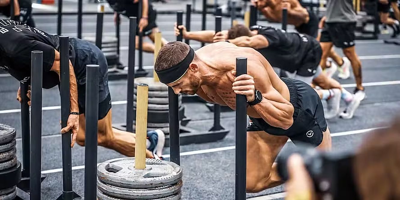 Atleta em treino funcional de alta intensidade, no estilo Hyrox